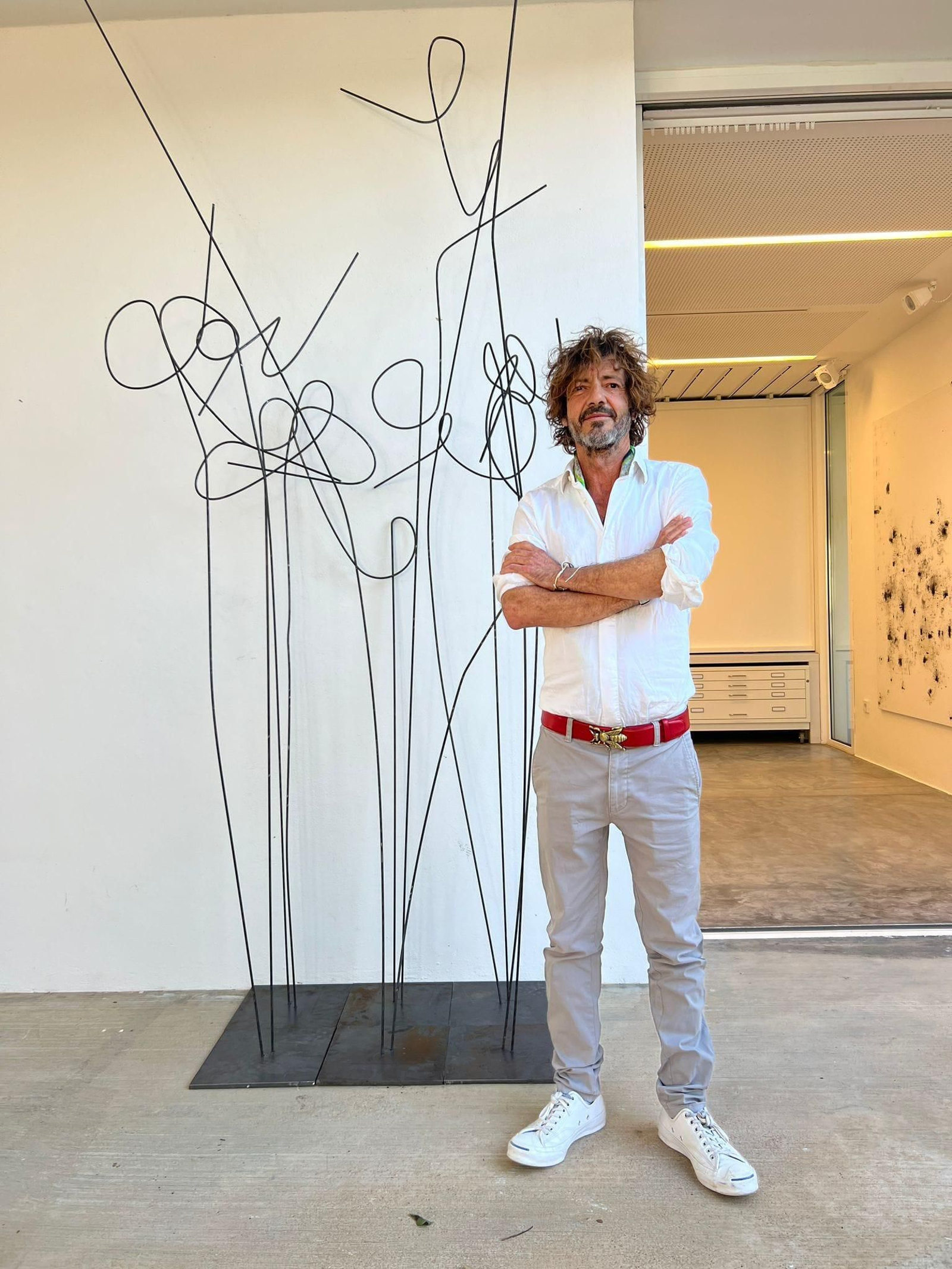 Willie Márquez, ante una de sus obras.