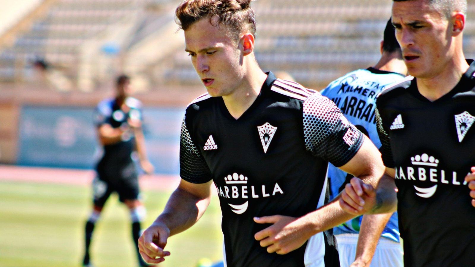 Rafa Tresaco, en un calentamiento con el Marbella.