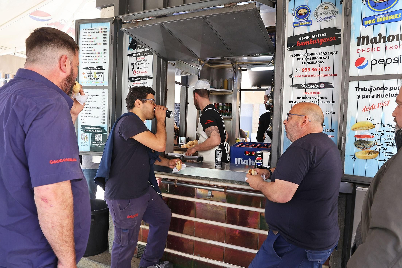 Las hamburguesas de la Plaza de las Monjas: imágenes de un manjar que sigue enamorando tras 60 años en Huelva