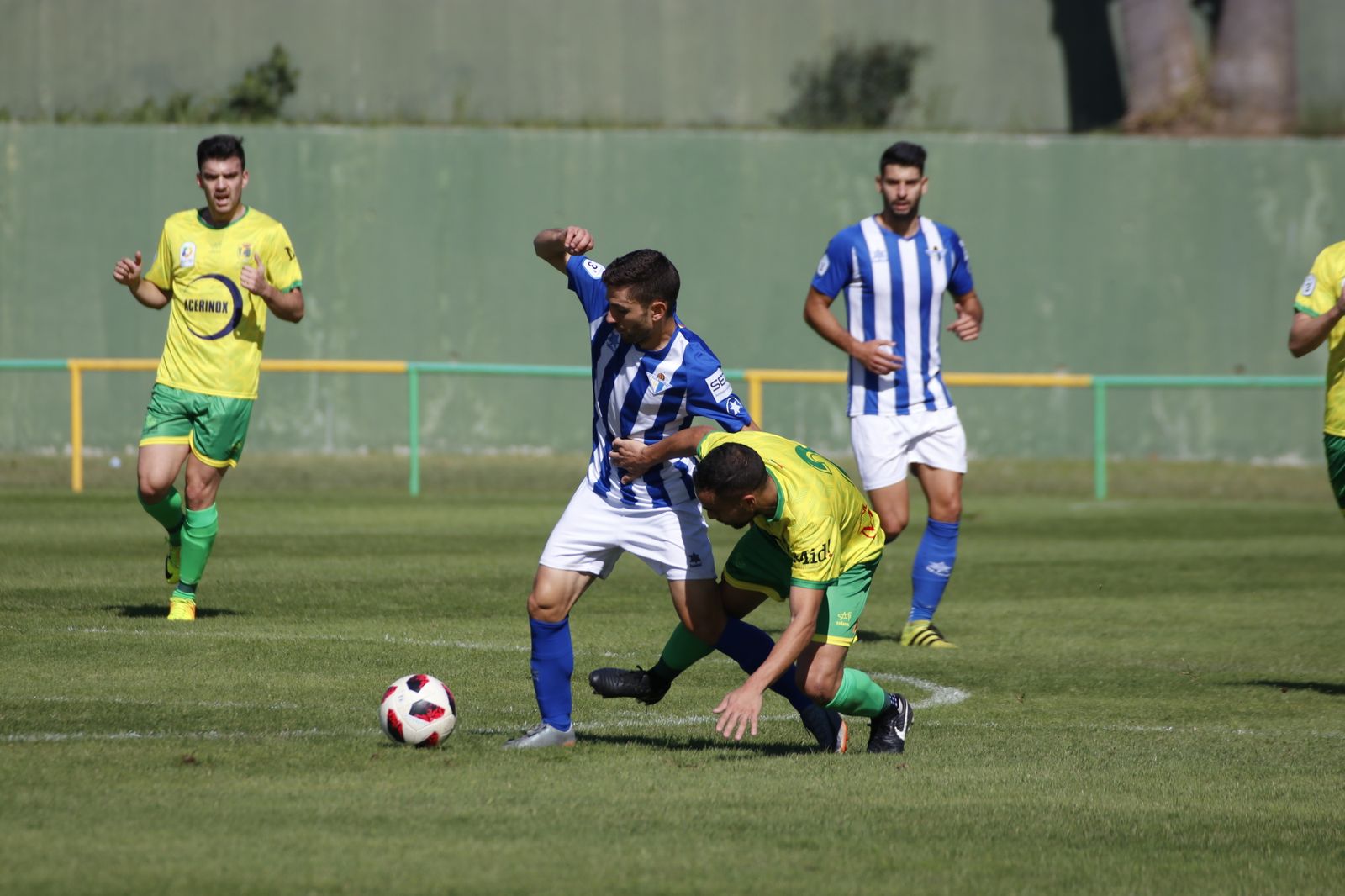 Sergio Iglesias encima a un rival