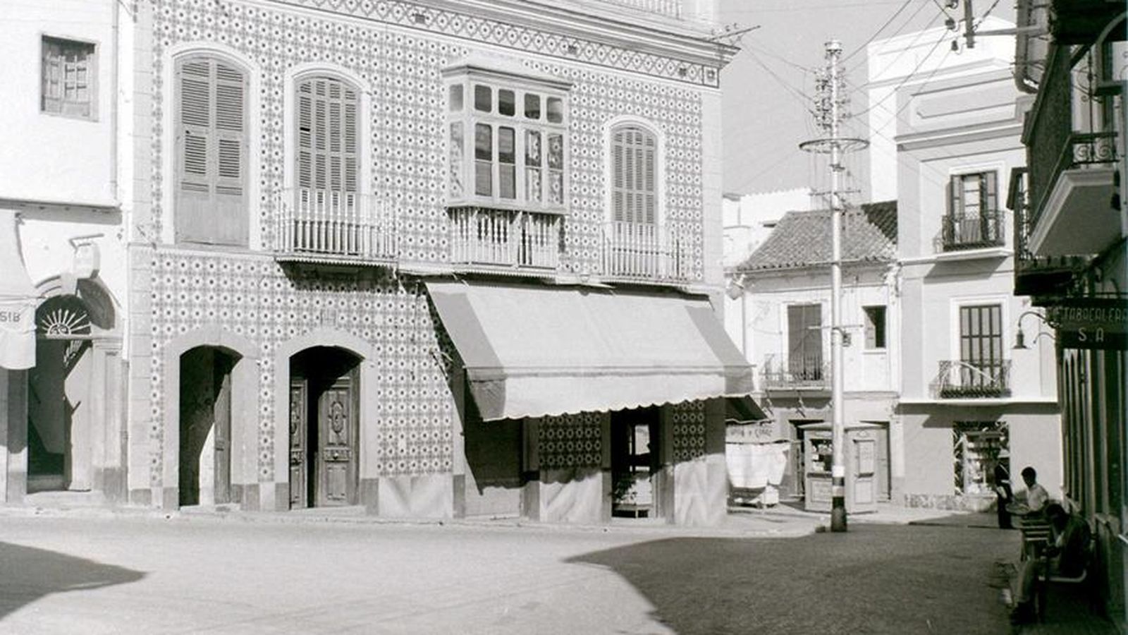 Confluencia de las calles Cristóbal Colón, Prim, Castelar (Panadería) y Emilio Santacana.