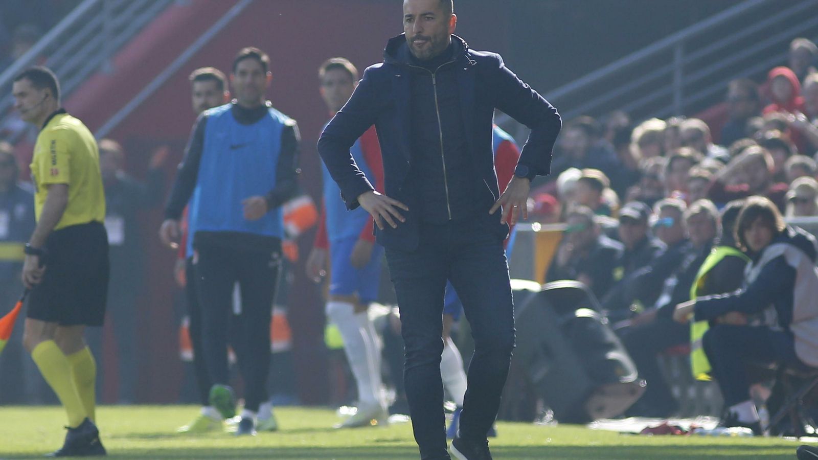 Diego Martínez en la banda de Los Cármenes en el último partido de los rojiblancos en casa.