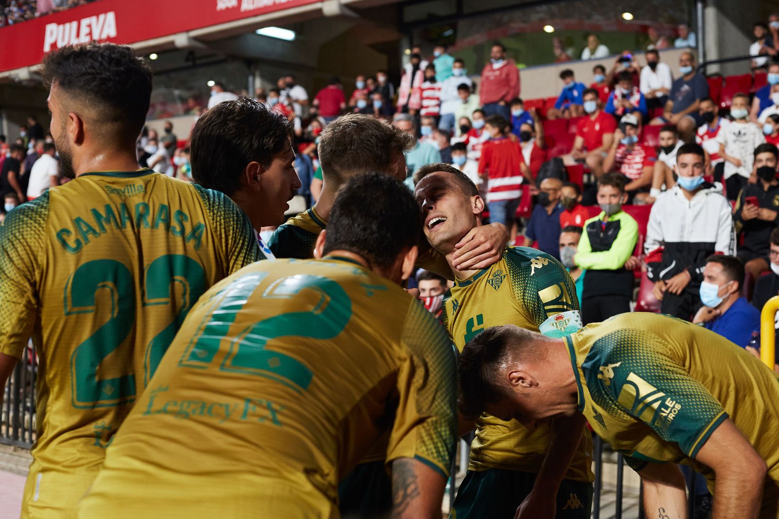 Canales celebra su gol en el último triunfo bético en Los Cármenes.