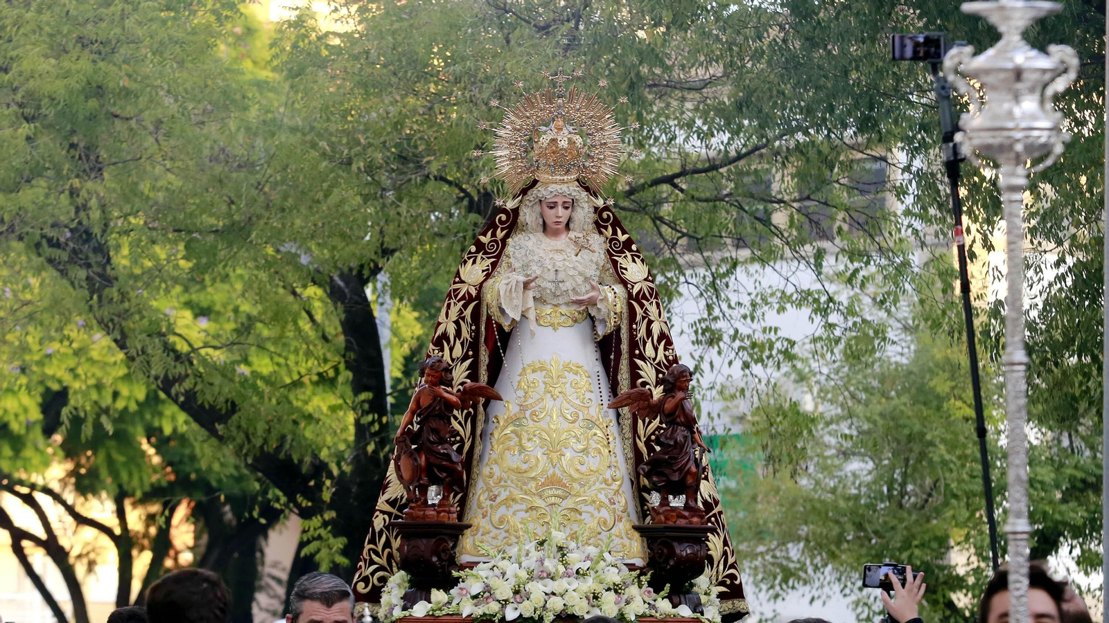 Imágenes del rosario de la Aurora de la Candelaria por los jardines de la Atalaya