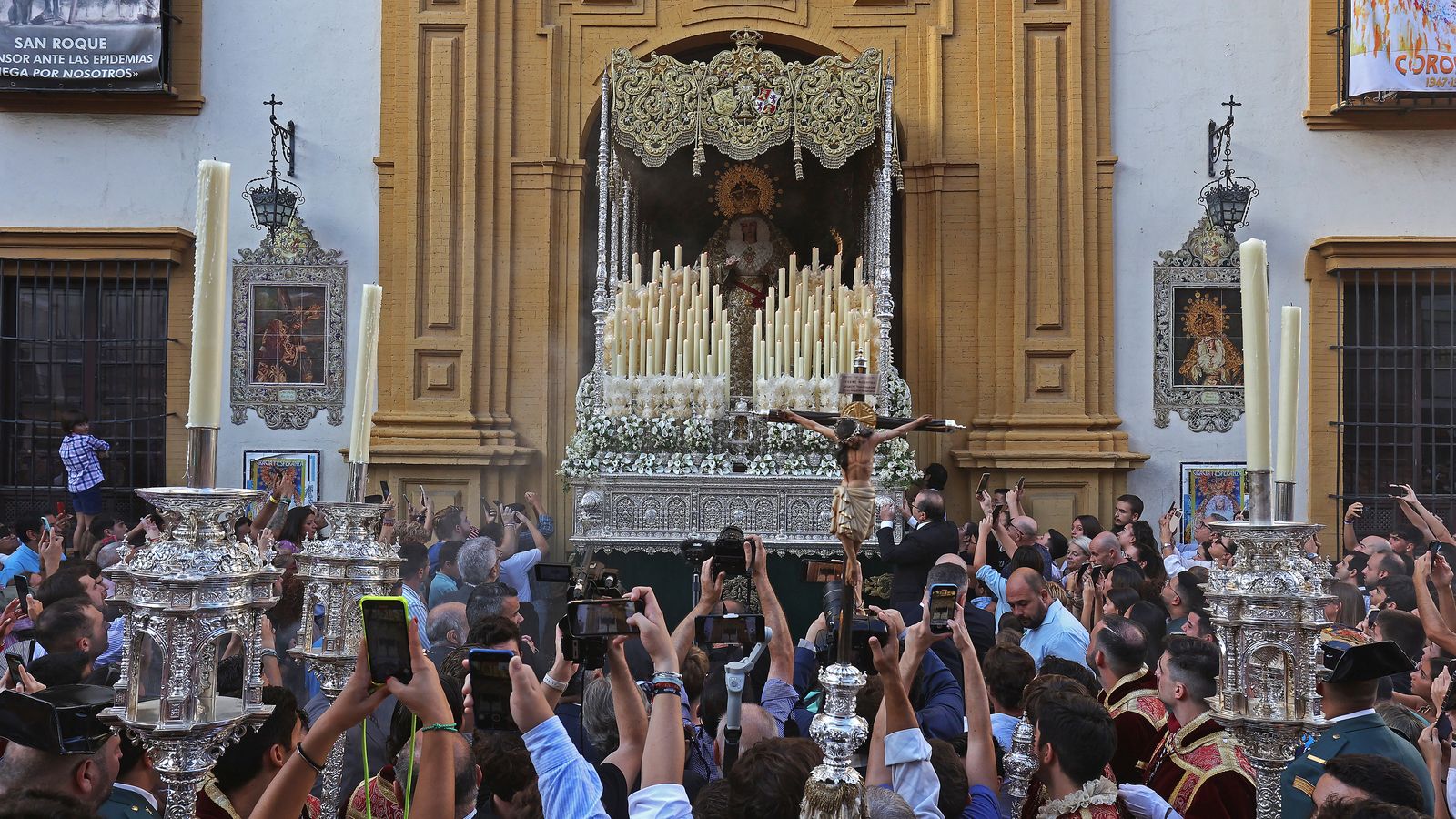 La Virgen de Gracia y Esperanza saliendo de la Parroquia de San Roque