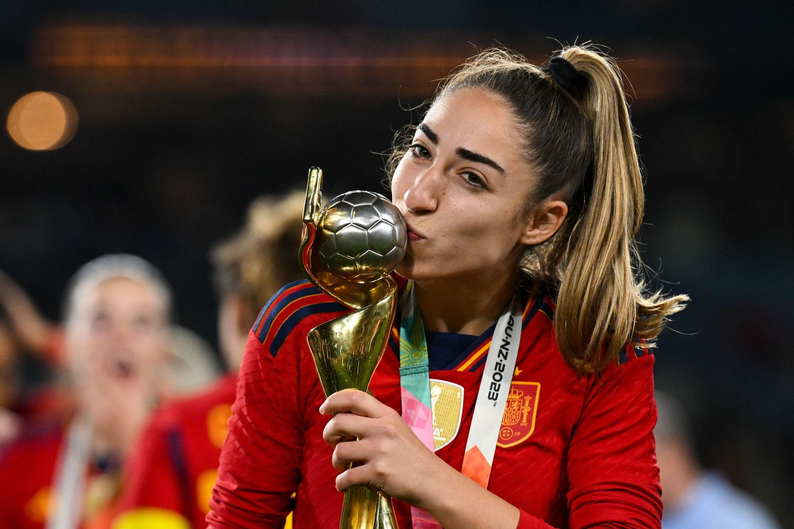 Olga Carmona besa el trofeo de la Copa del Mundo.
