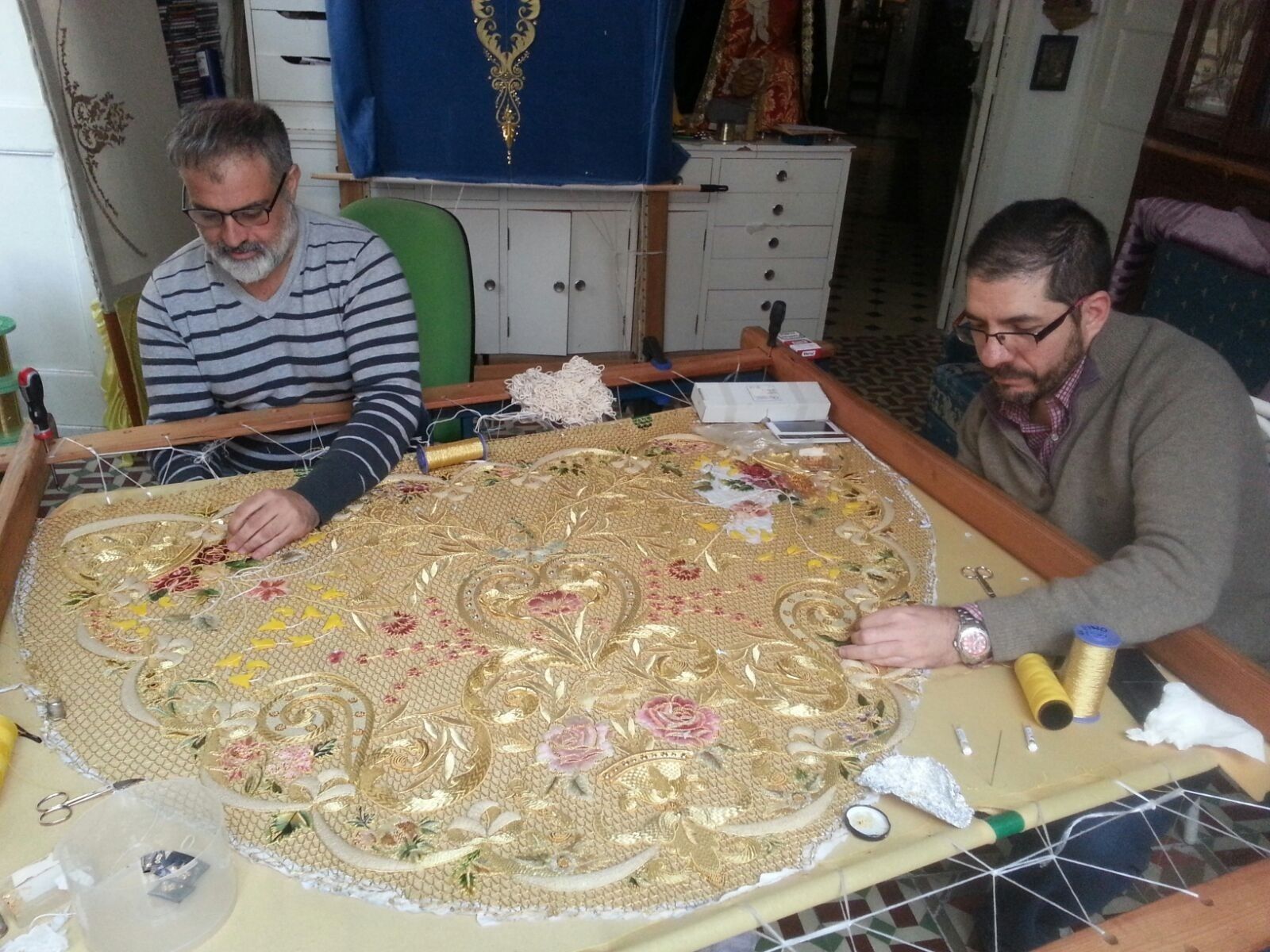 Juan Carlos Romero, en plena faena en su taller de bordados.