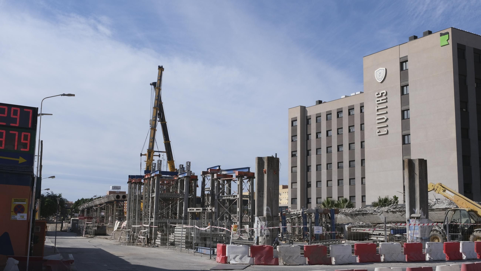 El Puente de la Avenida del Mediterráneo en su última fase de desmantelamiento, en imágenes