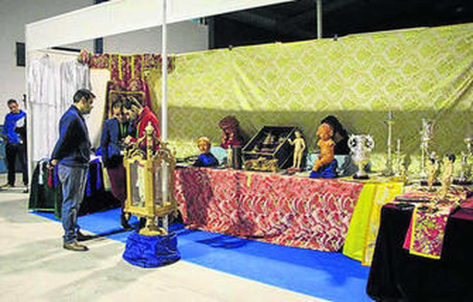 Un total de 17 stands relacionados con el mundo cofrade participaron en esta segunda edición de la feria.