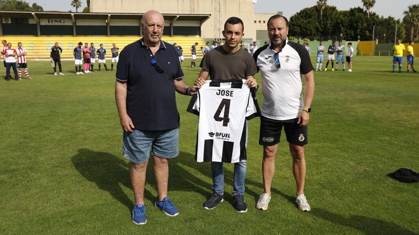 Baby y Acris hacen entrega de la camisola en recuerdo de Jose 'El Negro' Baby y Acris hacen entrega de la camisola en recuerdo de Jose 'El Negro'