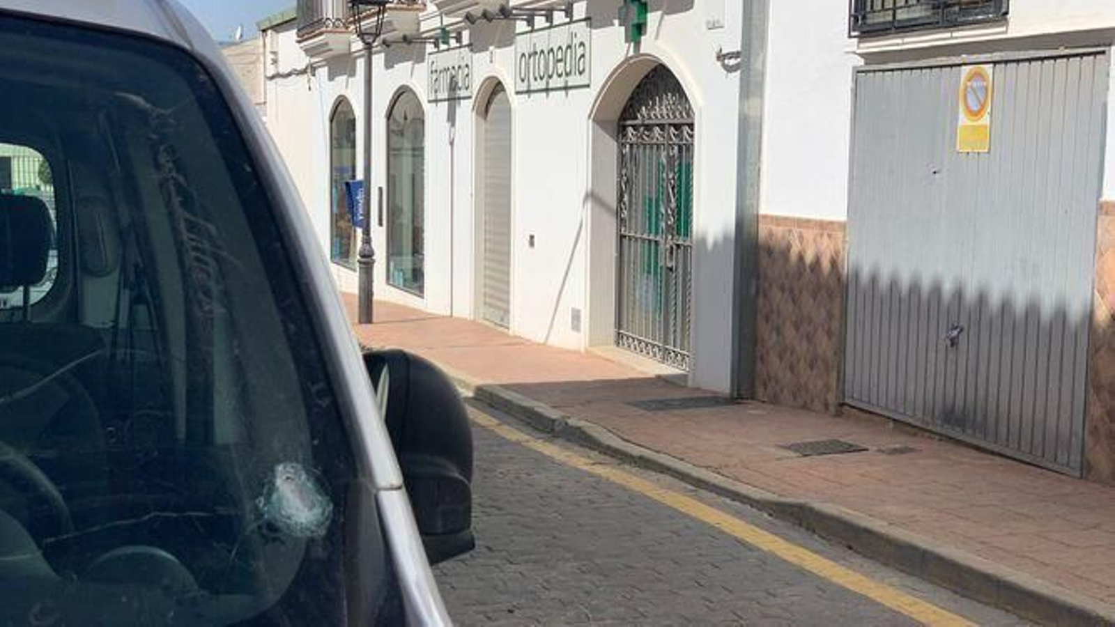 Un impacto de bala en un coche, en el lugar en el que tuvo lugar el crimen.
