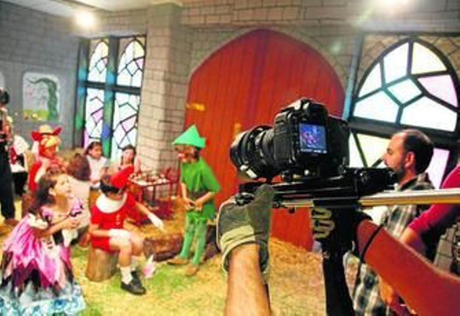 Varios momentos del rodaje del corto. Sobre estas líneas el director con los actores. Varios momentos del rodaje del corto. Sobre estas líneas el director con los actores.
