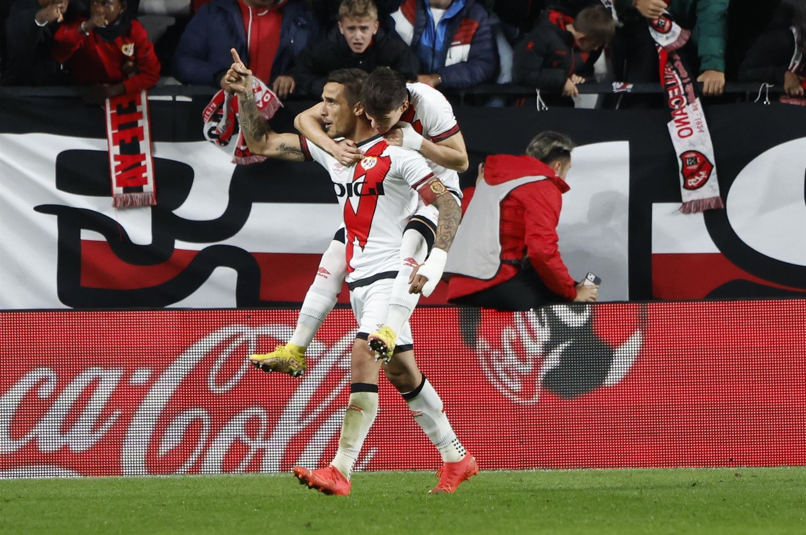 Trejo celebra el gol de la victoria del Rayo ante el Real Madrid (3-2)