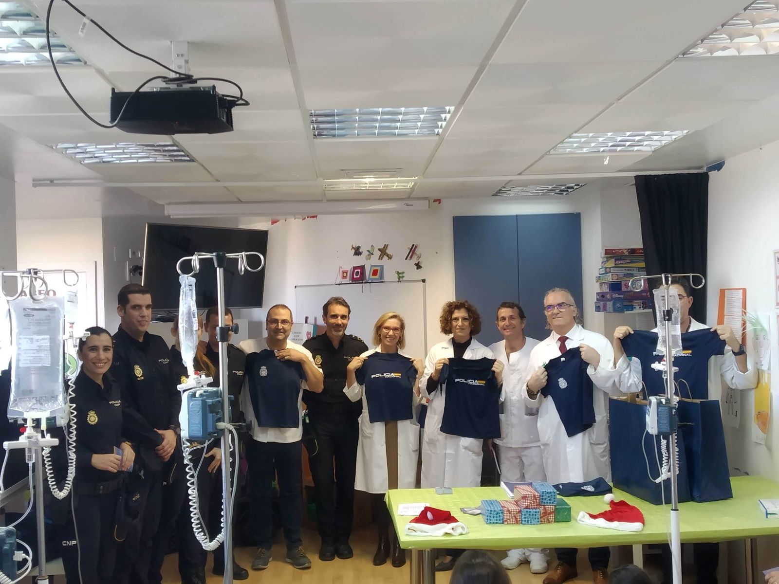 Los agentes de la Policía Nacional con el director gerente Manuel Vida y personal del Hospital.