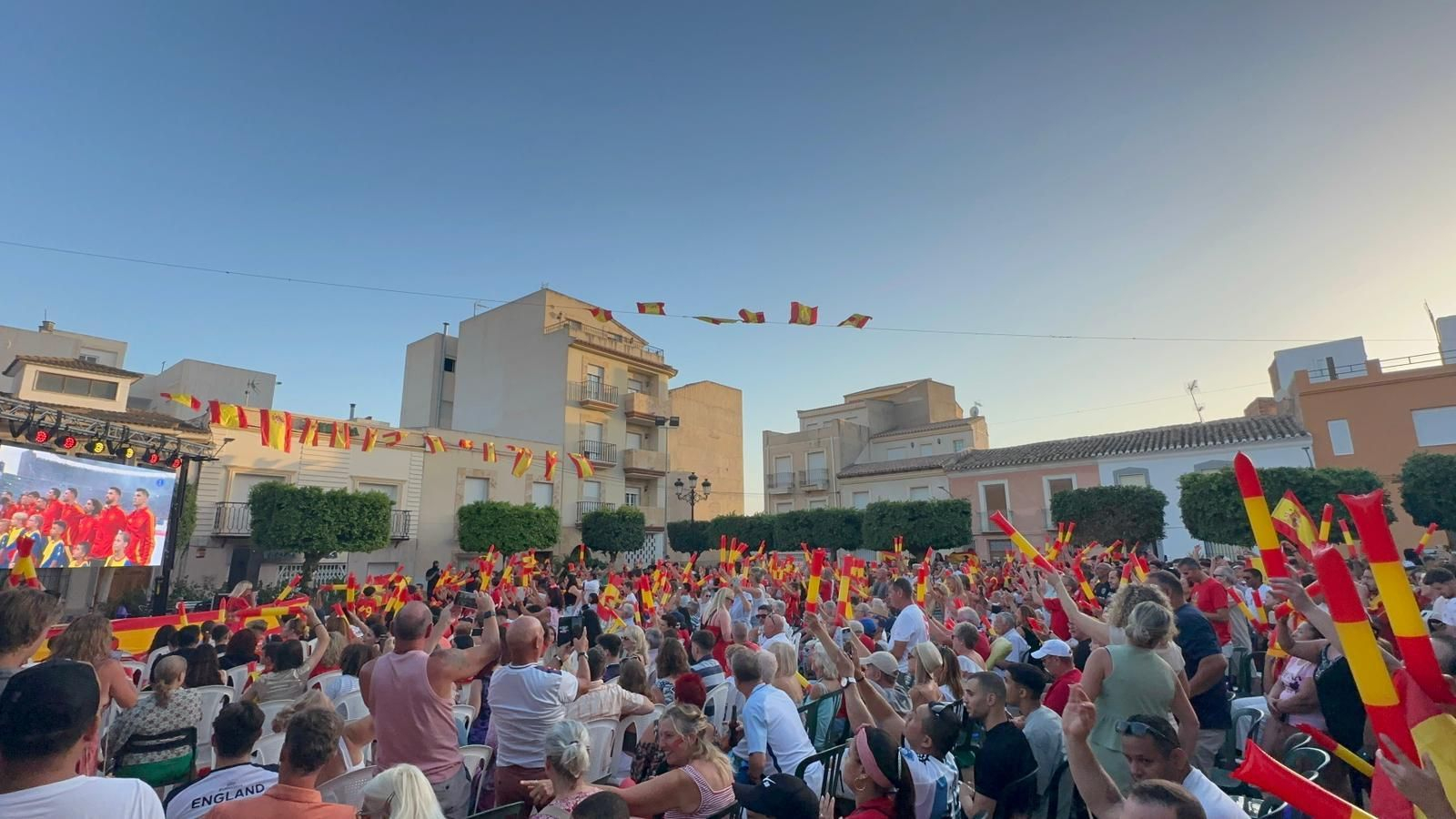Más de 1.000 personas abarrotaron la Plaza de San Francisco para ver la final de la Eurocopa
