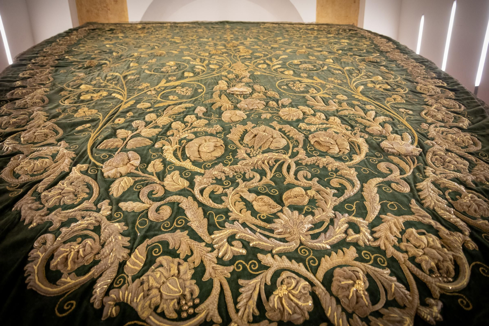 Las imágenes de la exposición Opera Nova, estrenos de las hermandades de San Fernando