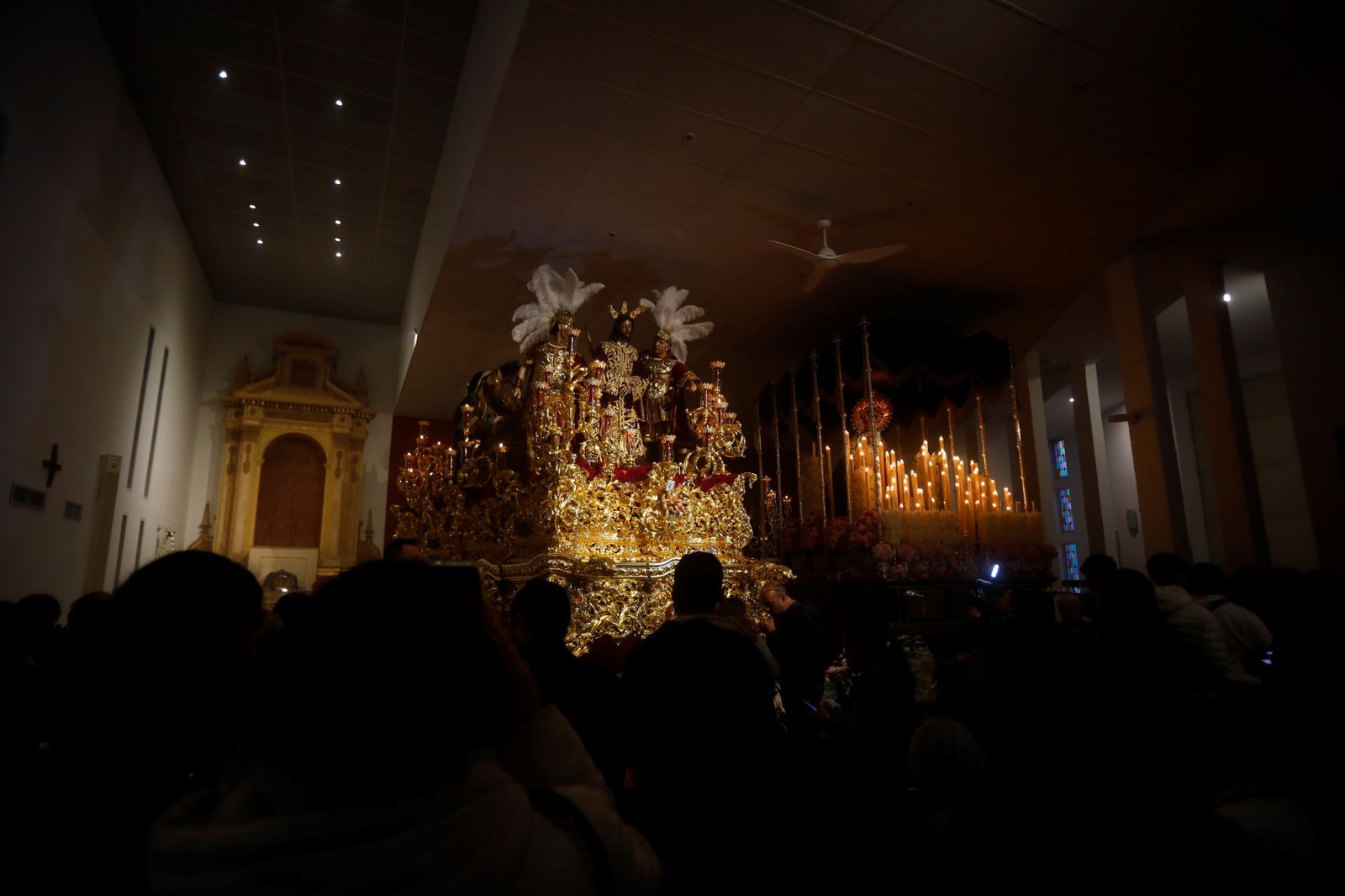 La lluvia frustra la salida de la hermandad de la Estrella el Lunes Santo, en imágenes