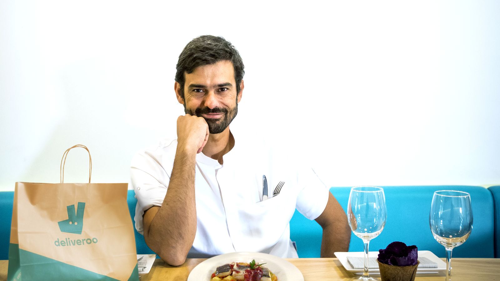 El chef sevillano Enrique Sánchez ante su creación.