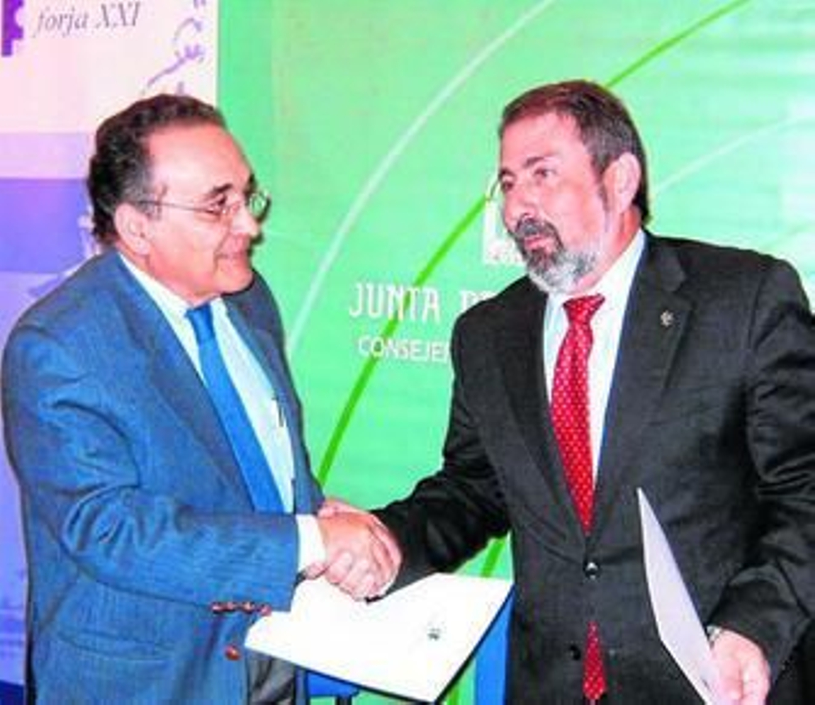 Francisco Navarro (izquierda) y Gabriel Almagro, tras la firma del convenio.