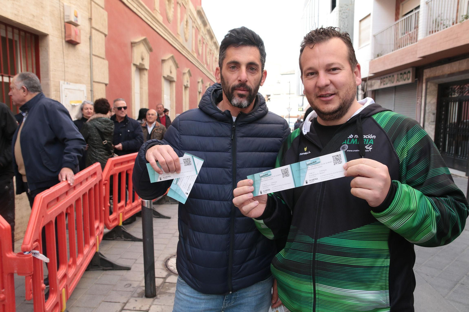 La cola para las entradas del acto de Bisbal como Hijo Predilecto de Almería