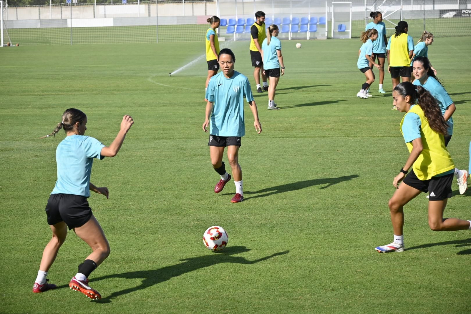 Entrenamiento del Sporting de Huelva a puertas abiertas, en imágenes