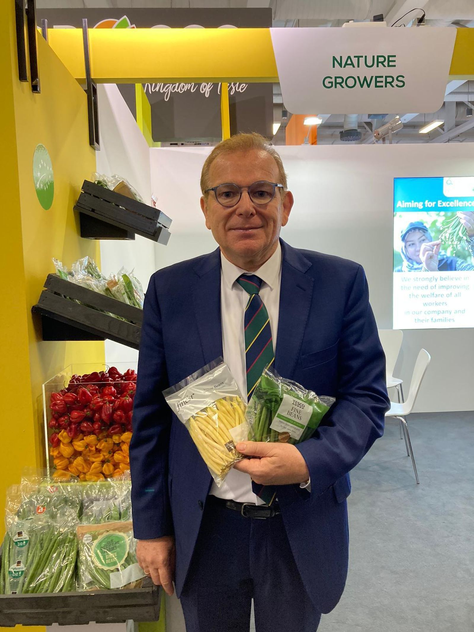 Ricardo Menoyo, CEO de Agroatlas Europa, en su estand con unas muestras de sus judías.