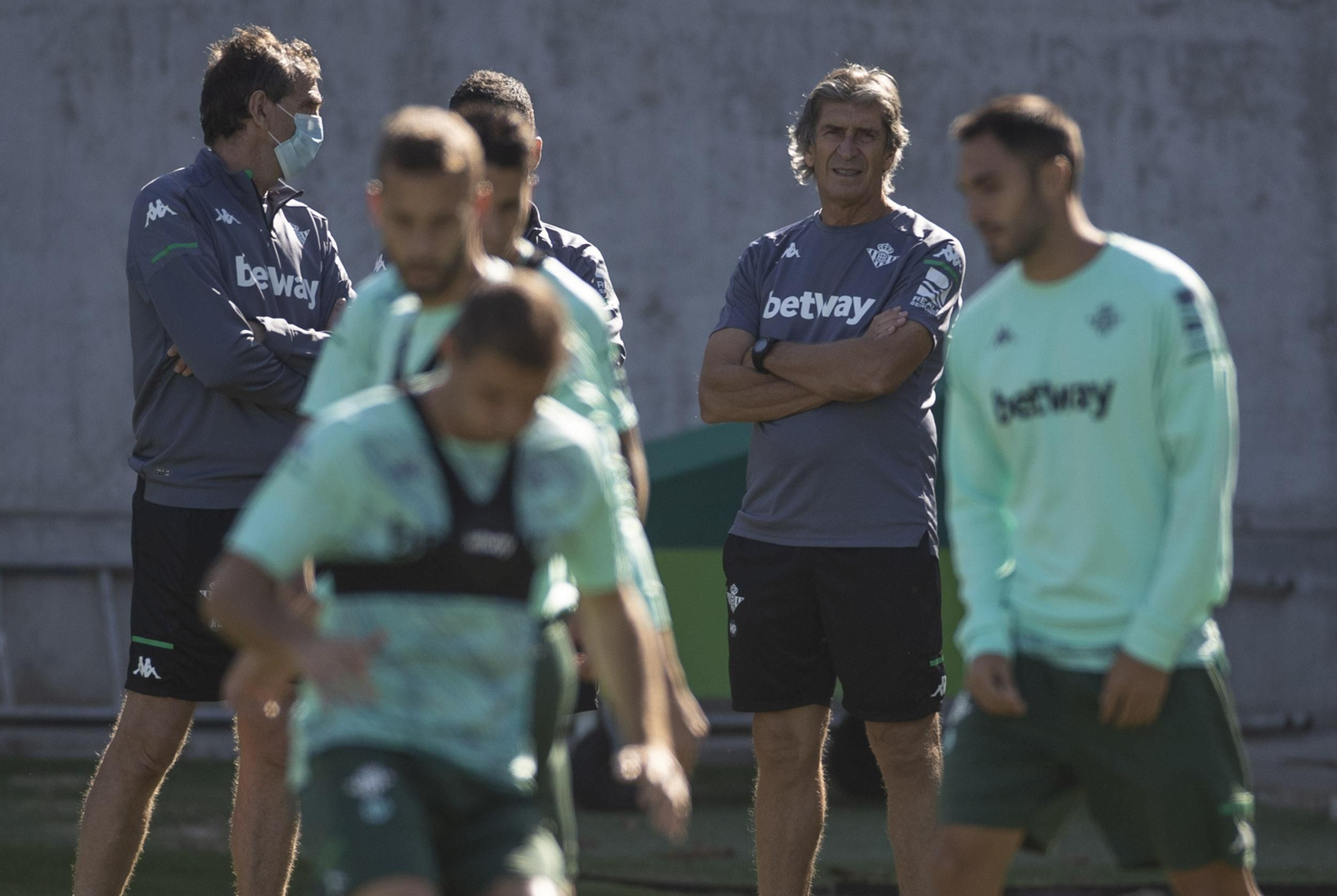 Pellegrini observa el trabajo del equipo bético.