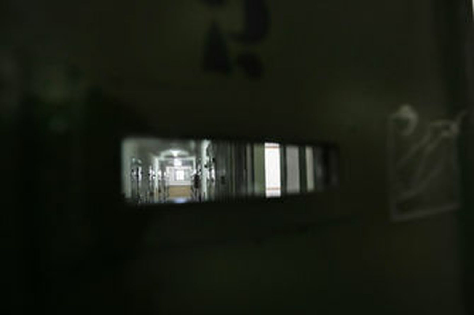 Vista de una de las galería de Puerto 2 desde el interior de una celda.