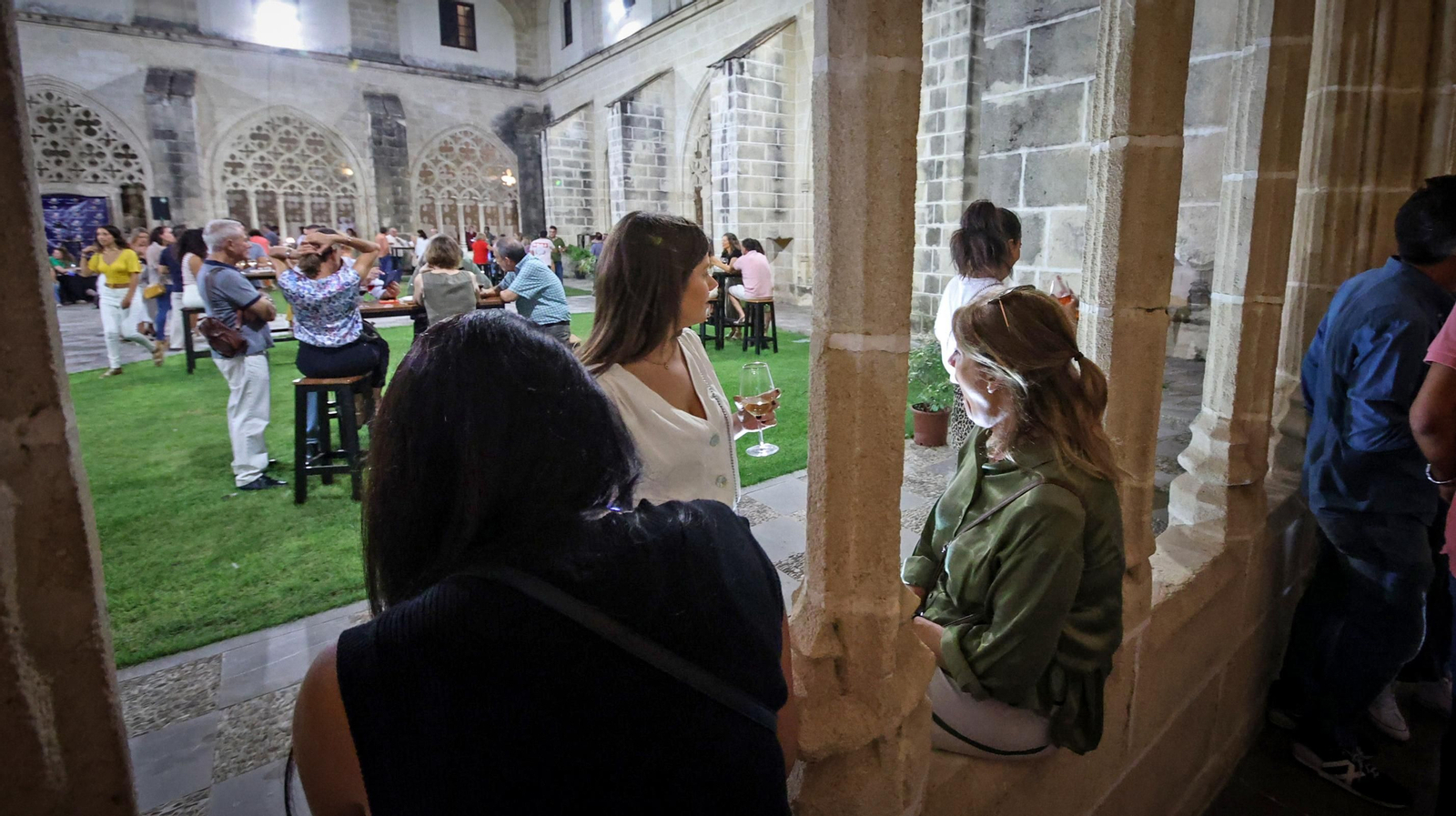 Éxito de 'Entrevinos tintos y blancos' en los Claustros de Jerez