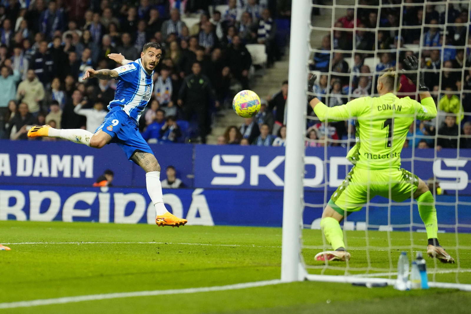 Joselu pone a prueba a Ledesma.