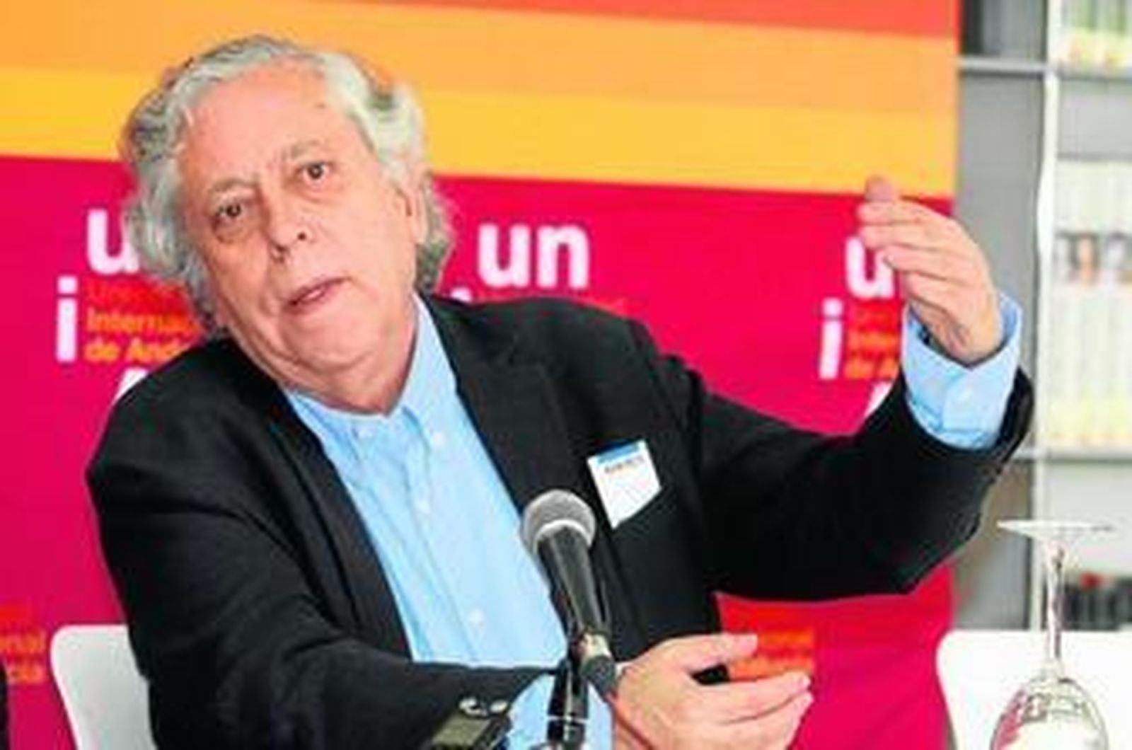 El periodista Miguel Ángel Aguilar, durante la presentación del curso 'Mundo contemporáneo, cultura de paz y conflictos internacionales'.