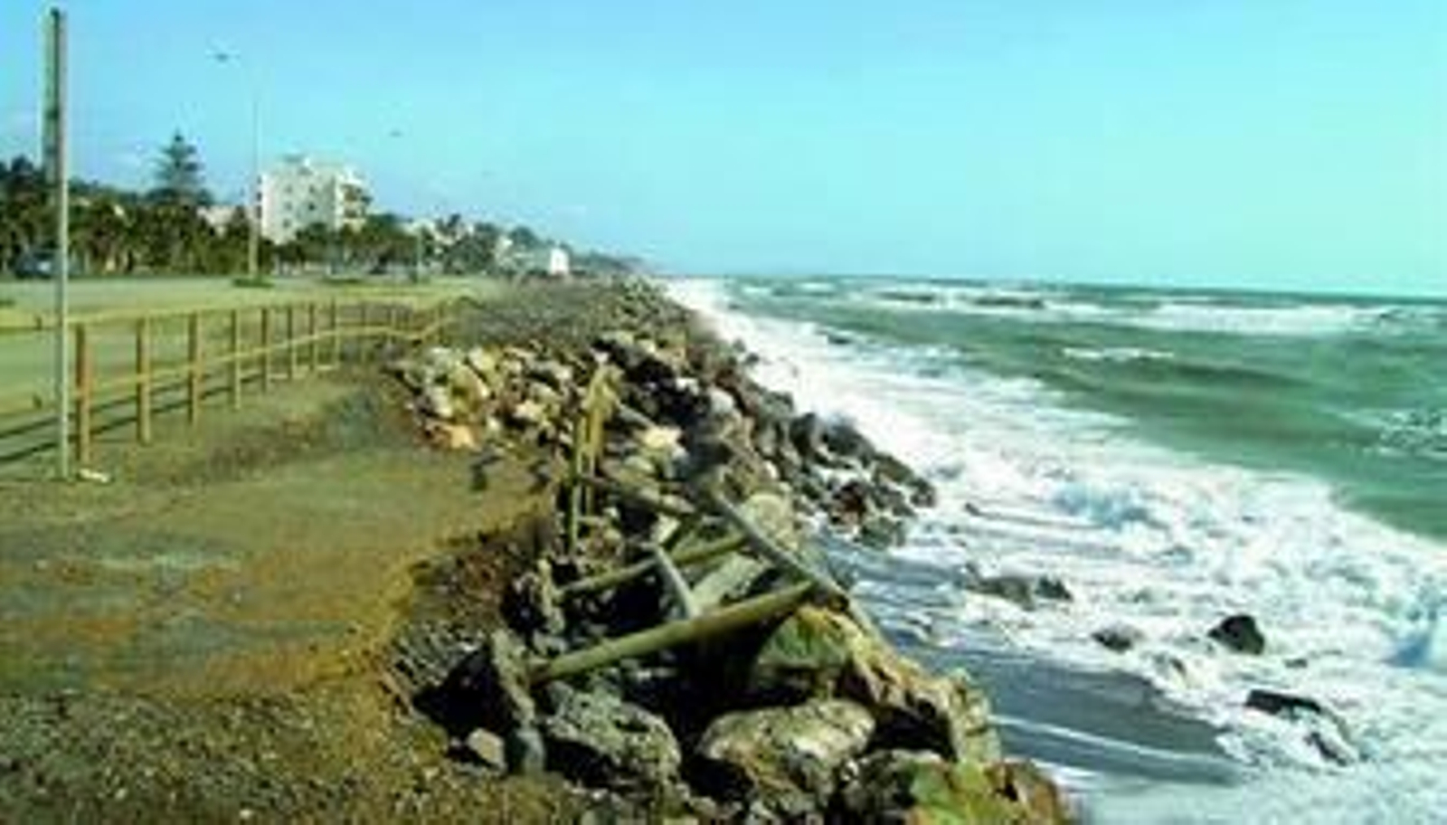 Una playa de Benajarafe dañada por el temporal.