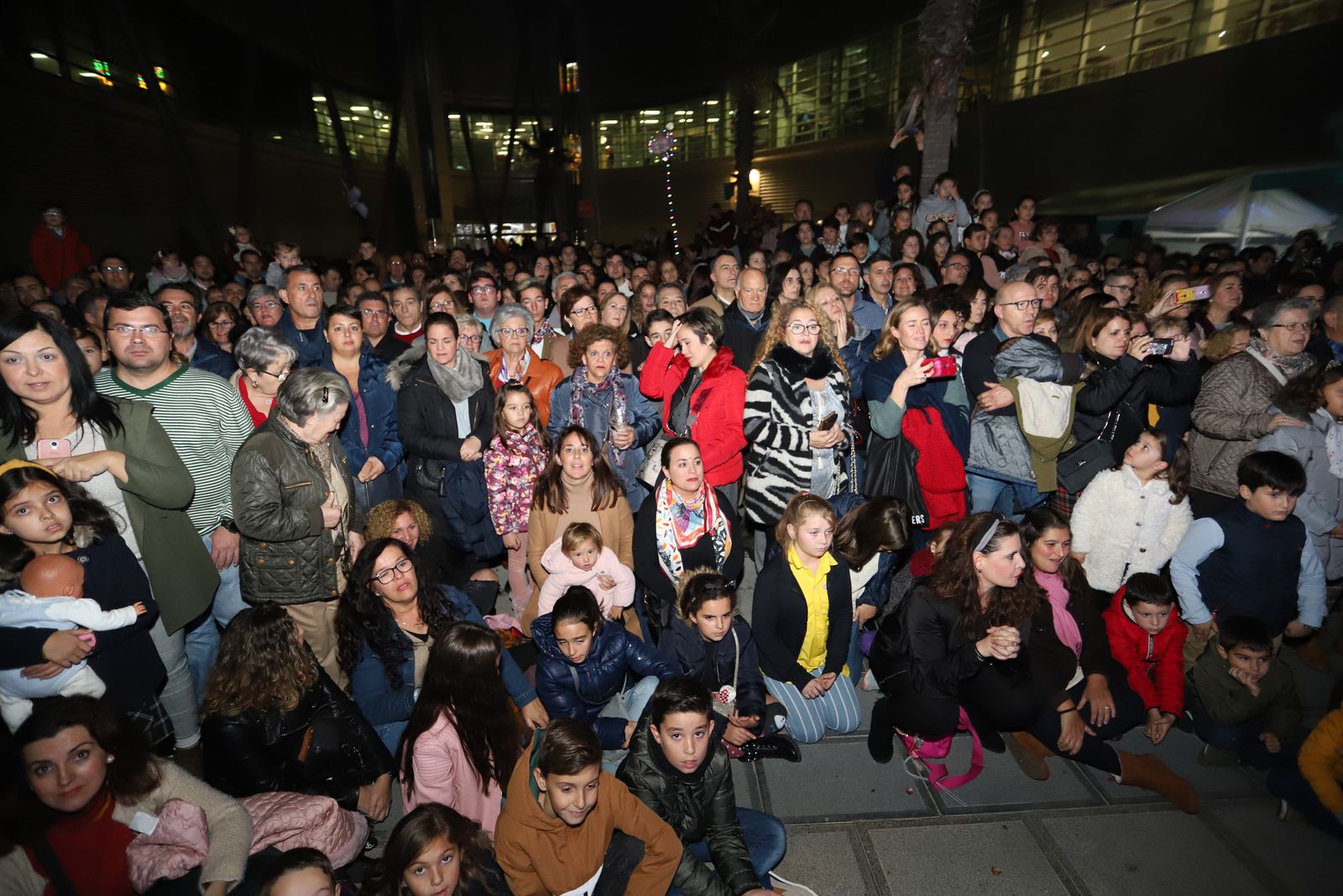 Imágenes  del alumbrado de Aqualon, que tuvo como padrino a Hugo Molina, finalista de Got Talent