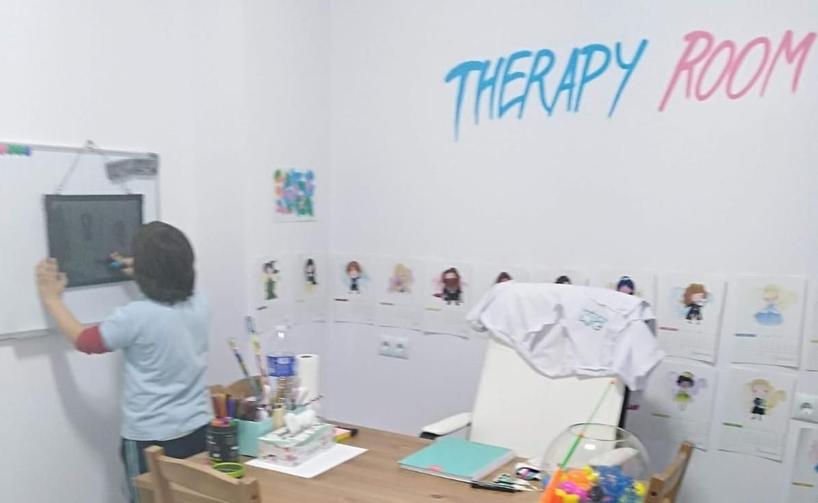 Sala de terapia en el gabinete localizado en la avenida Sabinal, 200 de Roquetas de Mar