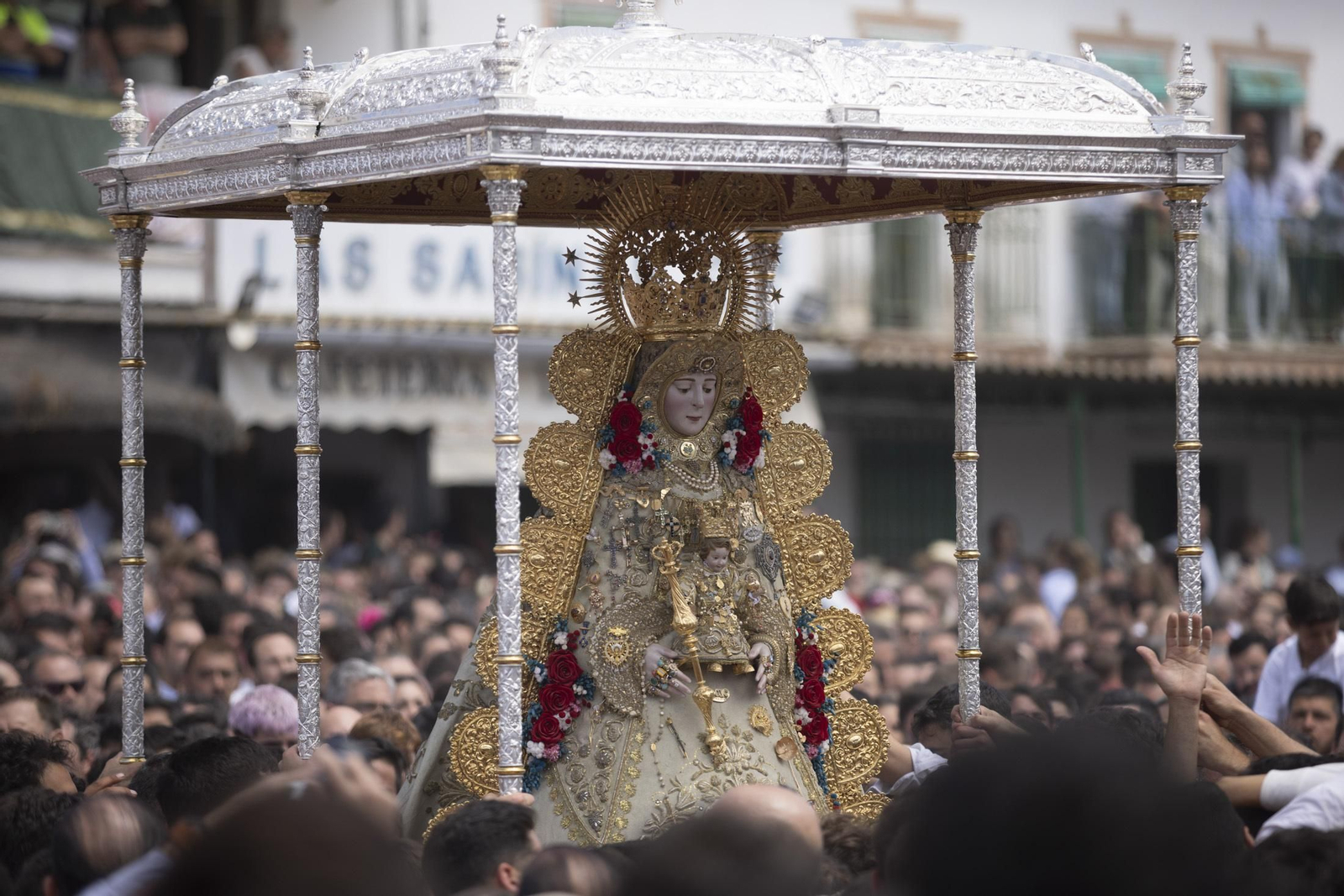 Las mejores imágenes de la procesión de la Virgen del Rocío en la aldea