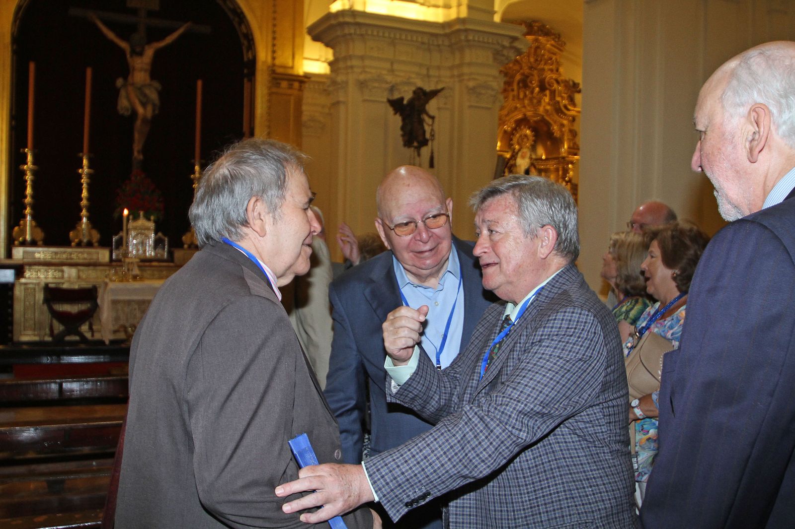 Foto de grupo de una veintena larga de los integrantes de la promoción de Derecho 1962-67, junto a la capilla de la Universidad.