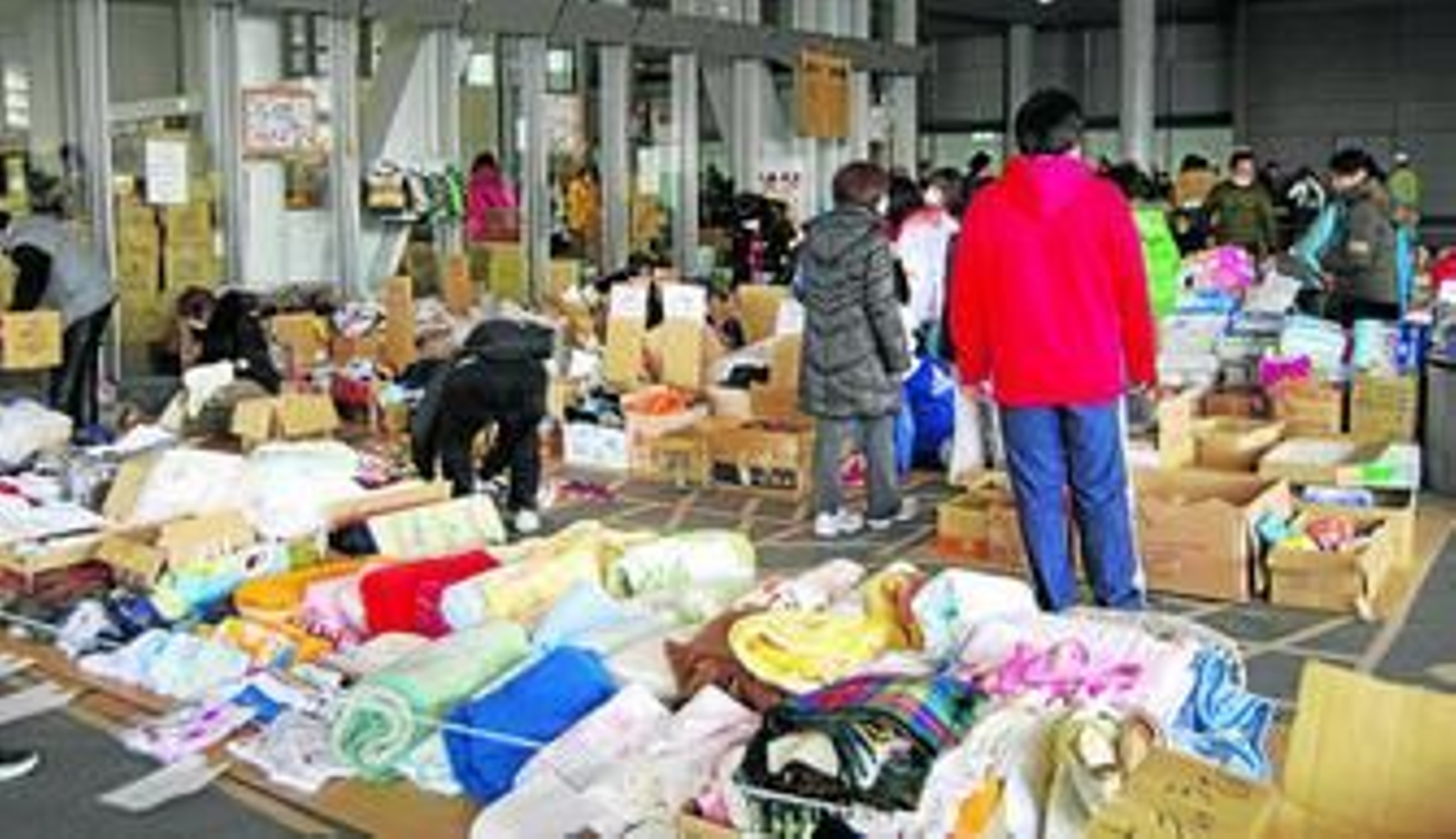 Los vecinos de Futaba en el estadio de Saitama, al norte de Tokio, en donde han instalado su refugio y reciben asistencia.