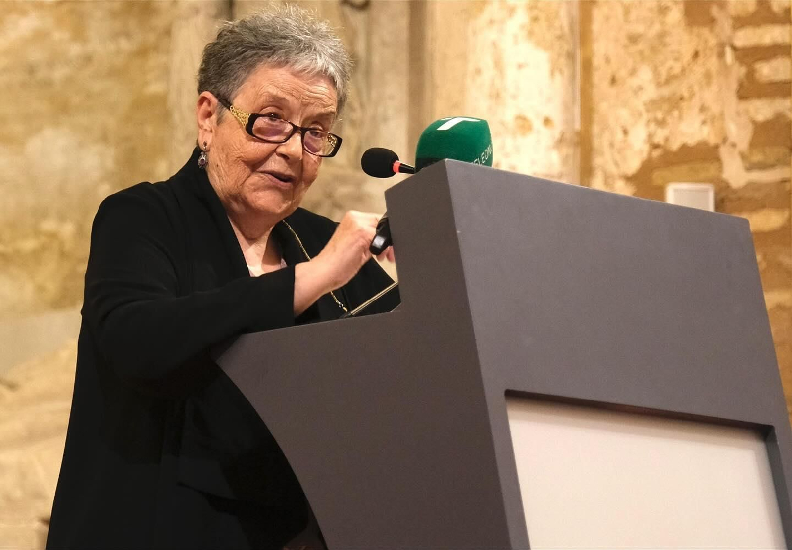 Rosario F. Cartes en el acto de entrega del Perejil de Plata, en Moguer.