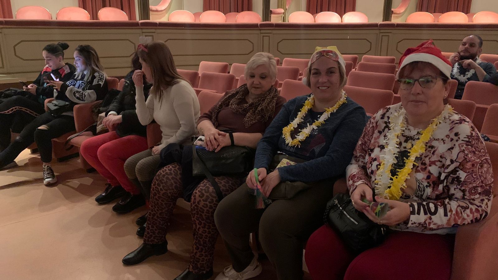 Varias amigas se han juntado para verlo juntas