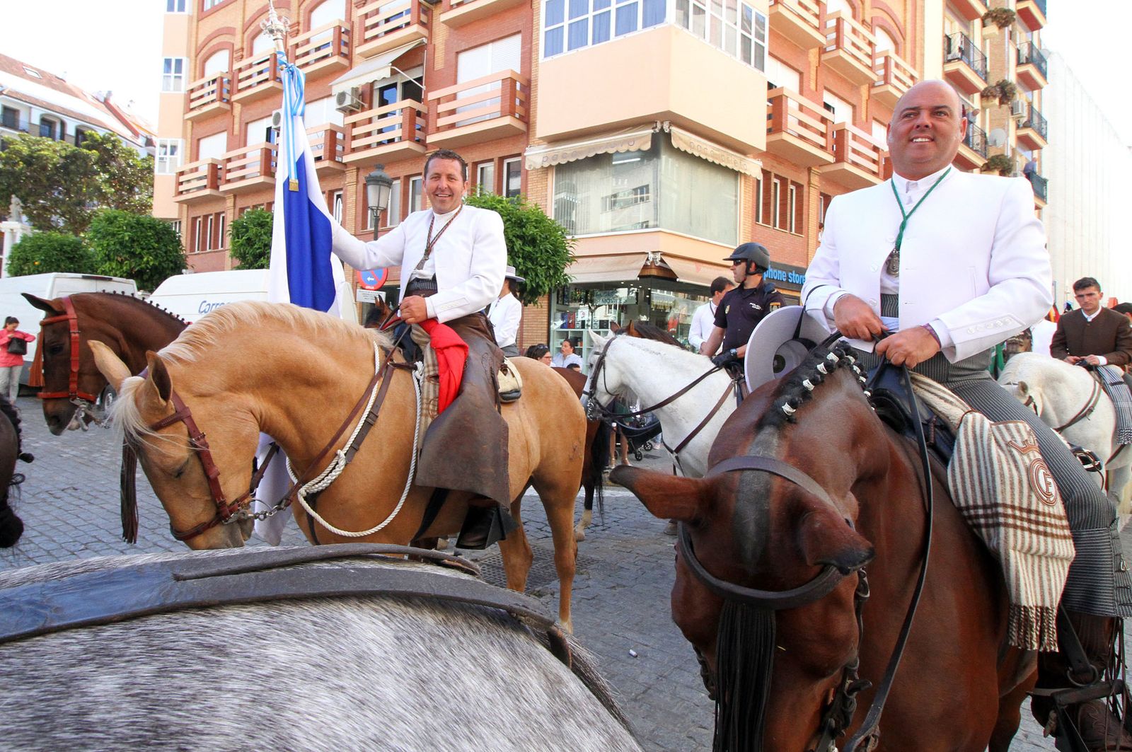 Imágenes de los caballistas, peregrinos a pie y carros de la Hdad de Emigrantes
