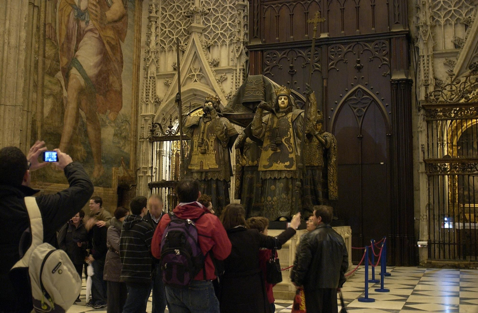 Un grupo de turistas observa la tumba de Colón en la Catedral de Sevilla.