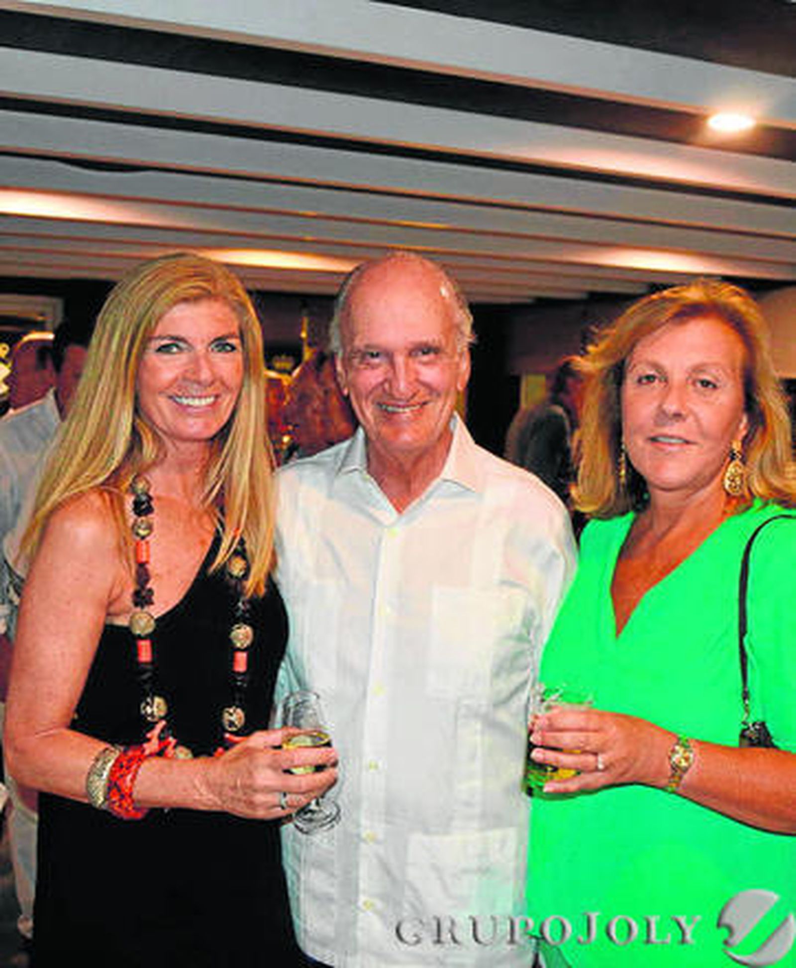 Lourdes Beltrán de Heredia, Carlos de Arteaga y Blanca Pemán, durante el cóctel celebrado en el Club El Buzo.  Foto: Ignacio Casas de Ciria