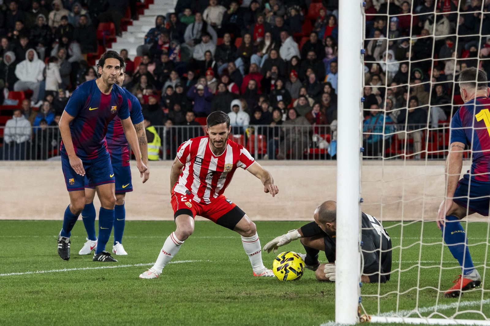 Fotogalería del partido homenaje a Guillermo Blanes entre los veteranos de la UD Almería y el FC Barcelona
