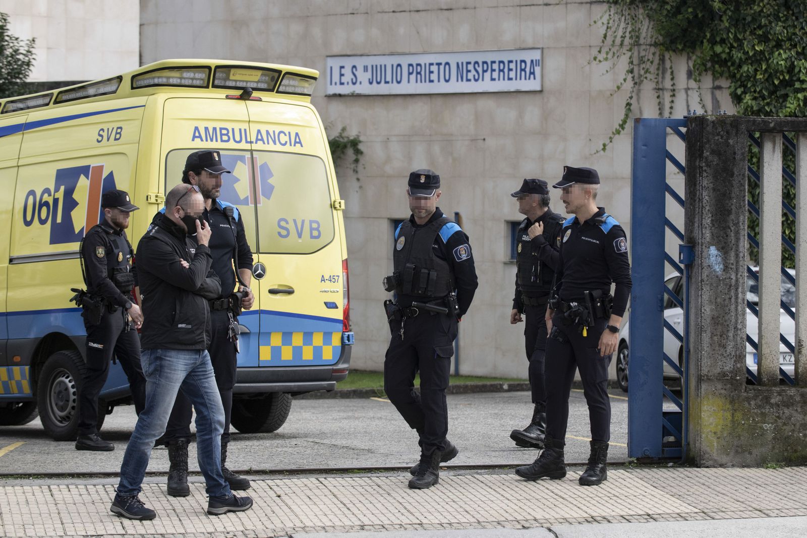 Efectivos de la Policía Local montan guardia en la puerta de entrada del instituto Julio Prieto Nespereira de Orense.