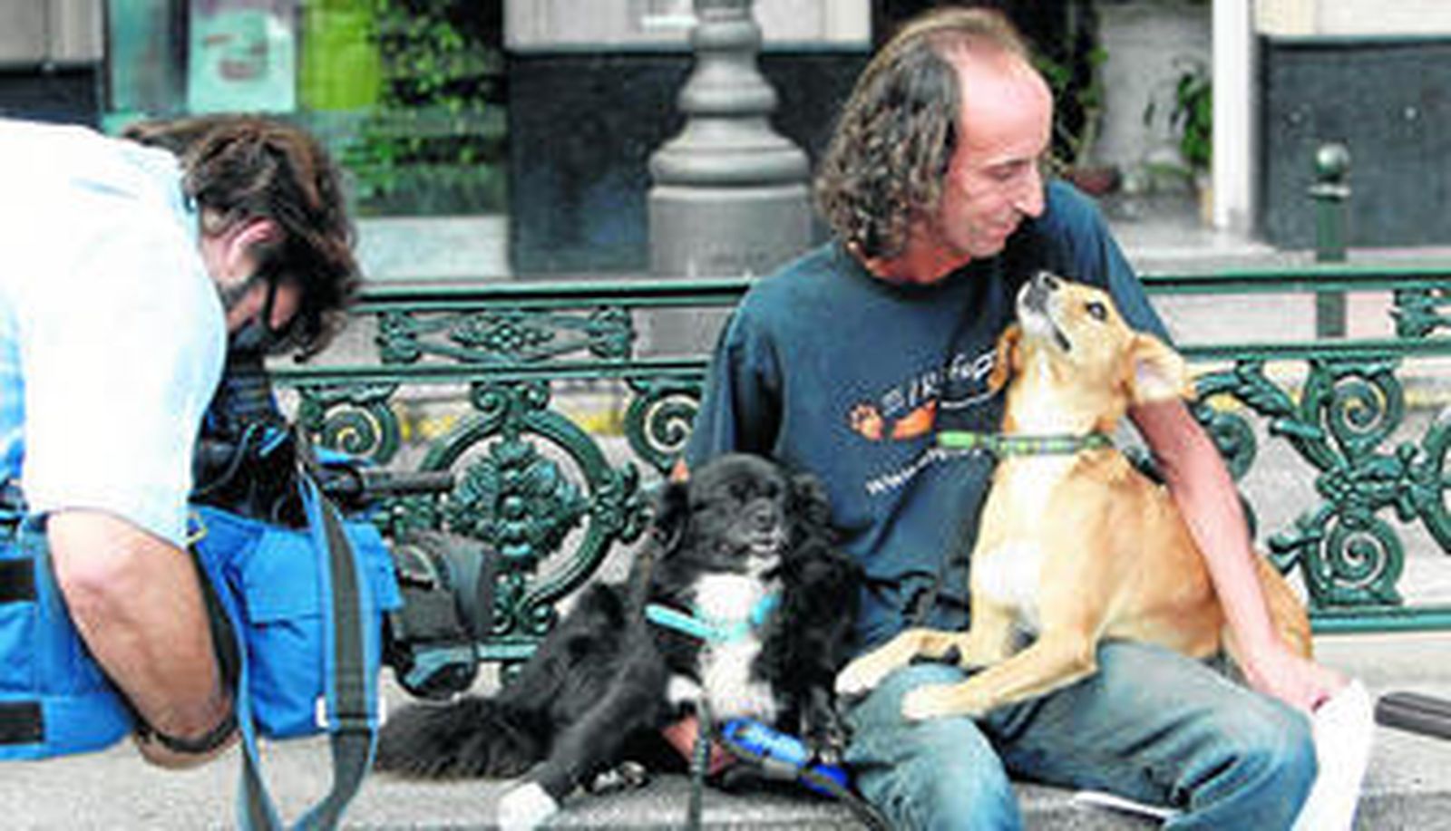 El representante de El Refugio, Nacho Paunero, ayer, en Cádiz, con Zoe y Congo, dos de los perros que iban a ser transportados irregularmente a Italia.