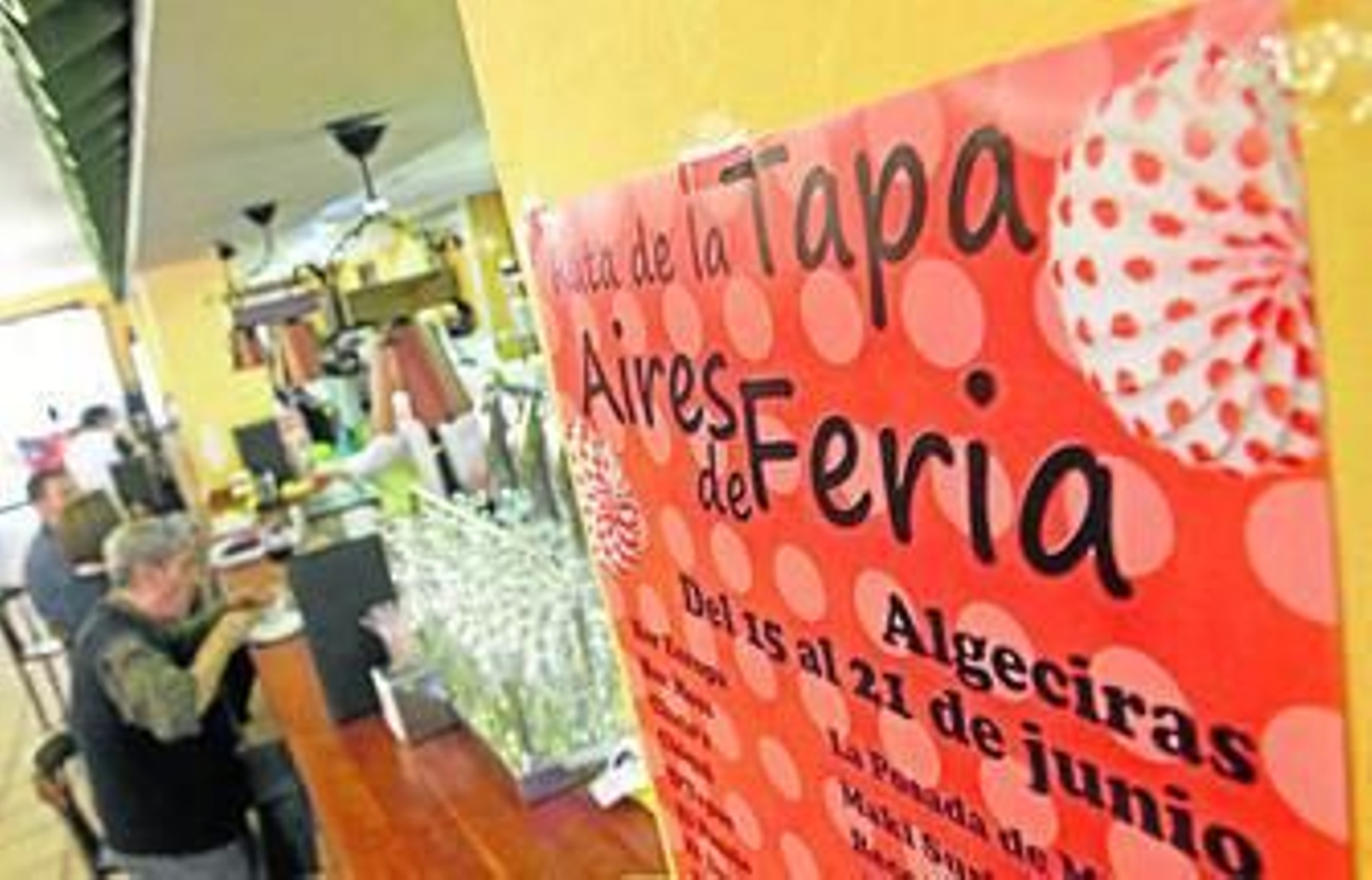 Varios clientes y un cartel de la ruta, ayer en La posada de Millán.