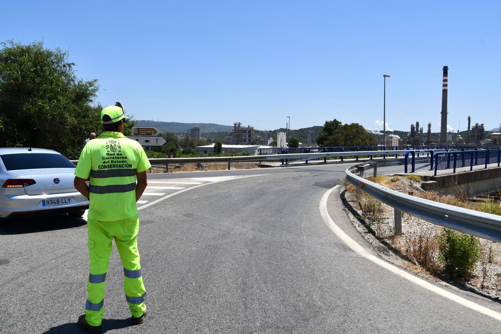 El puente sobre la A-7 entre Miraflores y el polígono de Guadarranque.