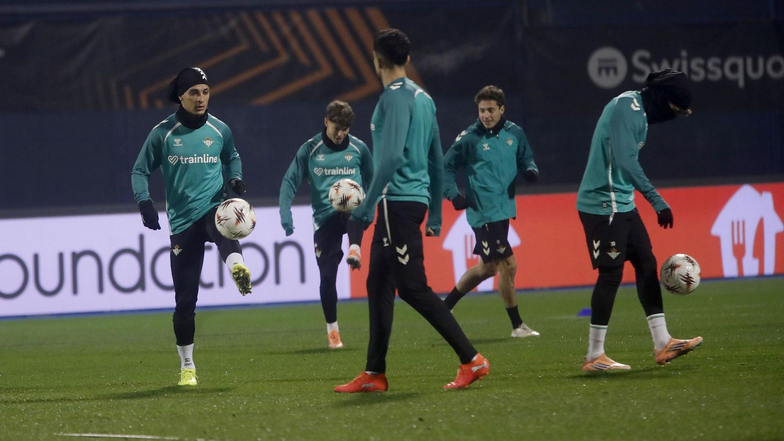 Antony y sus compañeros se entrenan sobre el terreno de juego del estadio Maksimir.