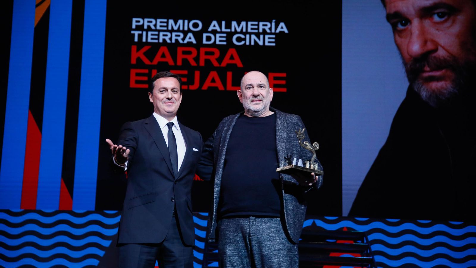 Javier A. García entrega el premio ‘Almería tierra de cine’ a Karra Elejalde.