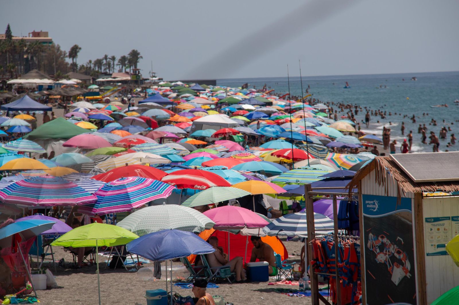 Playas llenas el 15 de agosto en la Costa Tropical